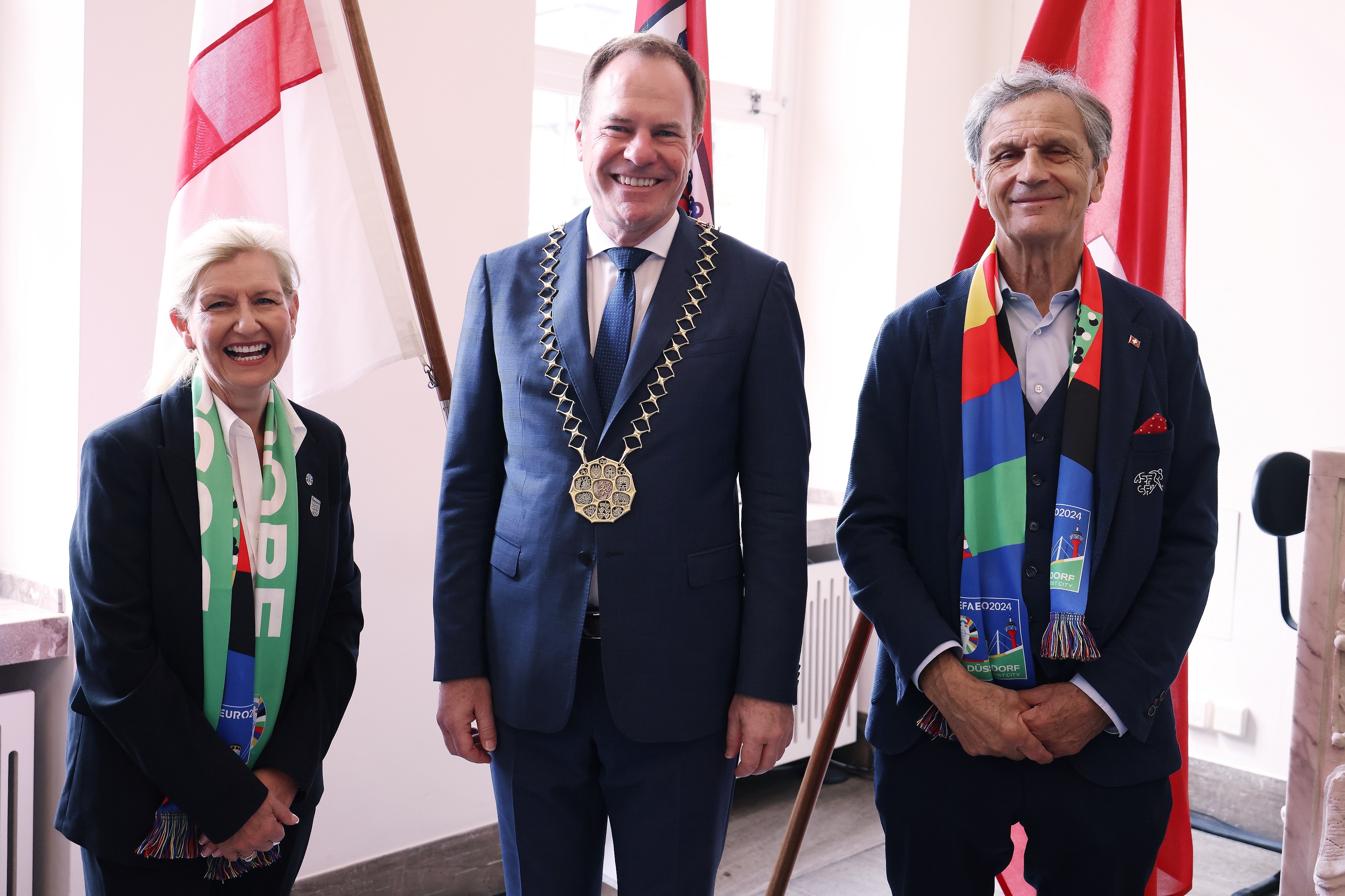 Oberbürgermeister Dr. Stephan Keller (M.) empfing Debbie Hewitt MBE, Vorsitzende Englischer Fußballverband, und Dominique Blanc, Präsident Schweizerischer Fußballverband, im Rathaus. Foto: David Young