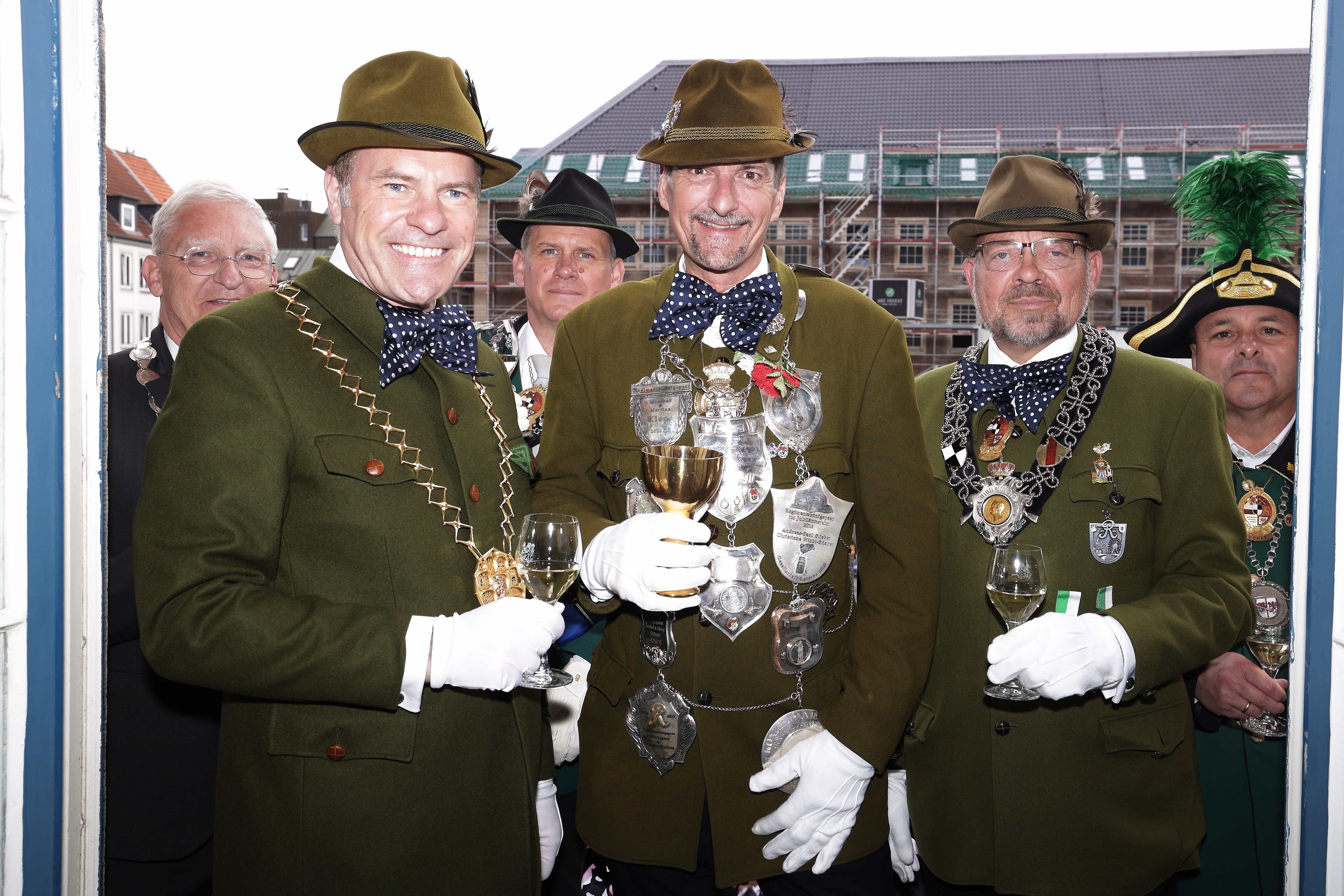 Schützeninvestitur 2024: v.l. Stadtdechant Frank Heidkamp, OB Dr. Stephan Keller, Oberst Torsten Peters, Regimentskönig Carsten Meier, Andreas-Paul Stieber und Wolfgang Gehlfuß, 1. und 2. Chef des St. Sebastianus Schützenvereins Düsseldorf 1316