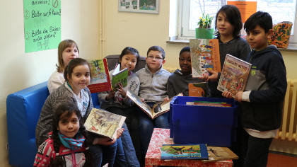 Schüler nutzen die Bücherkiste Afrika