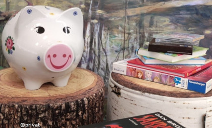 Fotos mit einem Sparschwein und Bücherstapeln