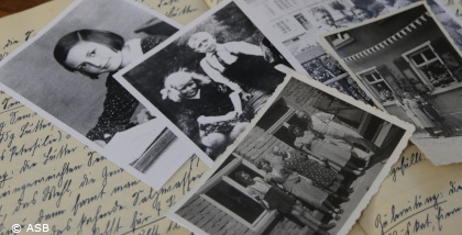 Foto mit aufgeschlagenem Tagebuch und Schwarzweißfotos aus der ersten Hälfte des letzten Jahrhunderts.