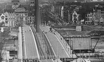 Archivfoto in schwarz/weiß der Oberkasseler Brücke in Düsseldorf