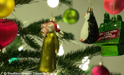 Foto von bunten Kugeln in einem Weihnachtsbaum