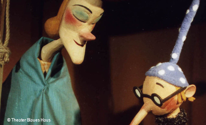 Foto von zwei hölzernen Marionettenpuppen