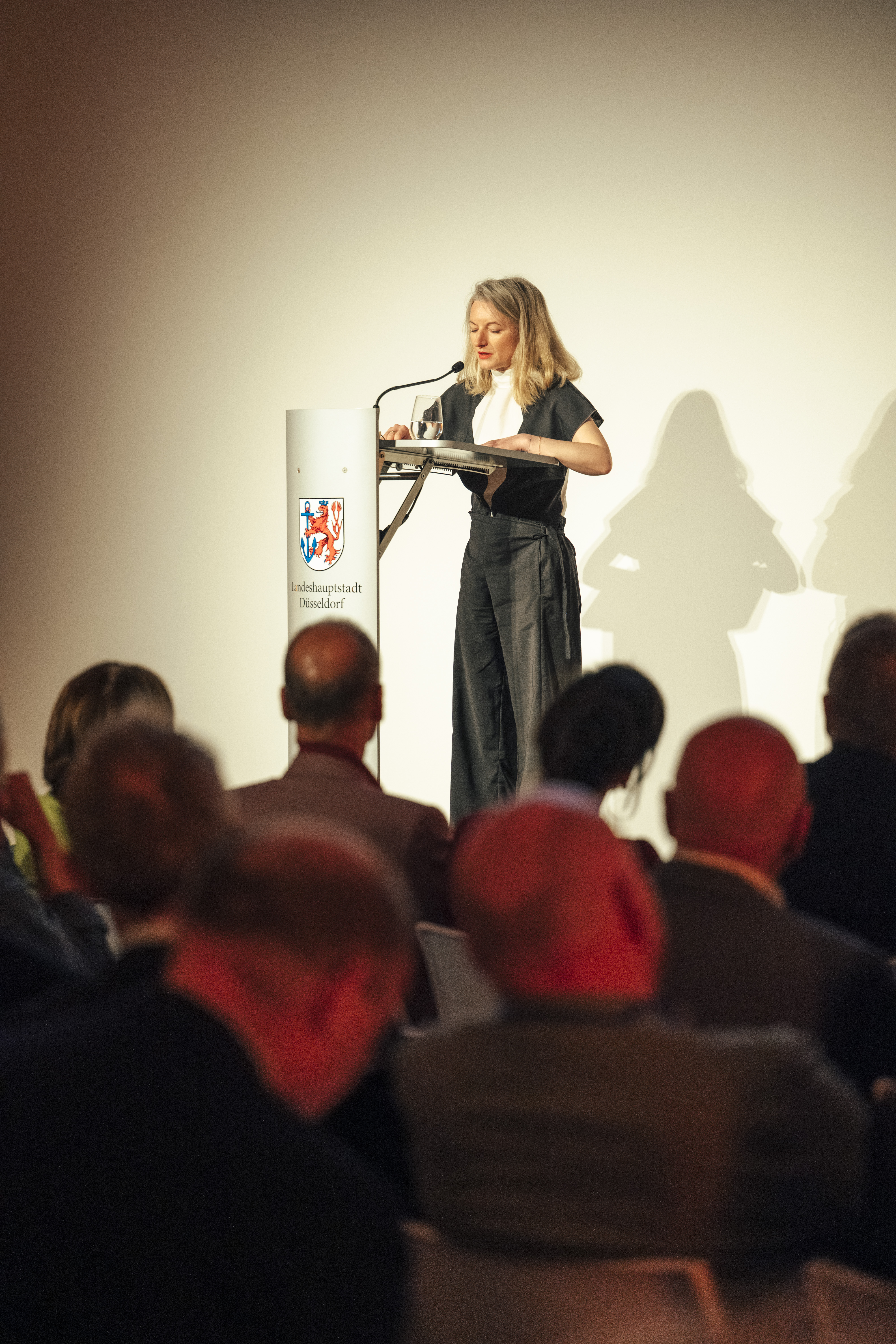 Dr. Christina Irrgang hält die Laudatio für Ursula Schulz-Dornburg bei der Preisverleihung des Bernd-und-Hilla-Becher-Preises 2025 in der Kunsthalle Düsseldorf