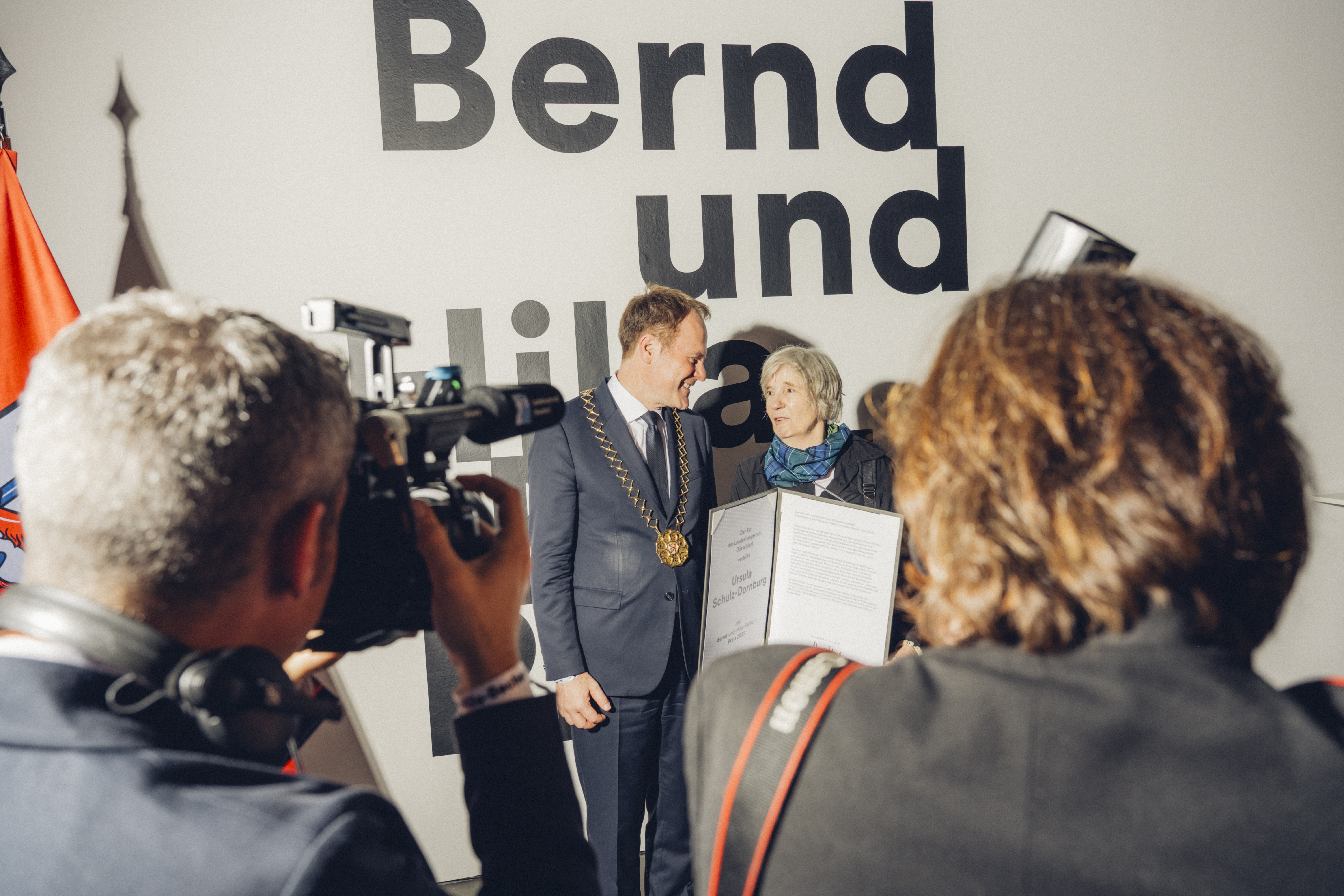 Oberbürgermeister Dr. Stephan Keller und Ursula Schulz-Dornburg bei der Preisverleihung des Bernd-und-Hilla-Becher-Preises 2025 in der Kunsthalle Düsseldorf
