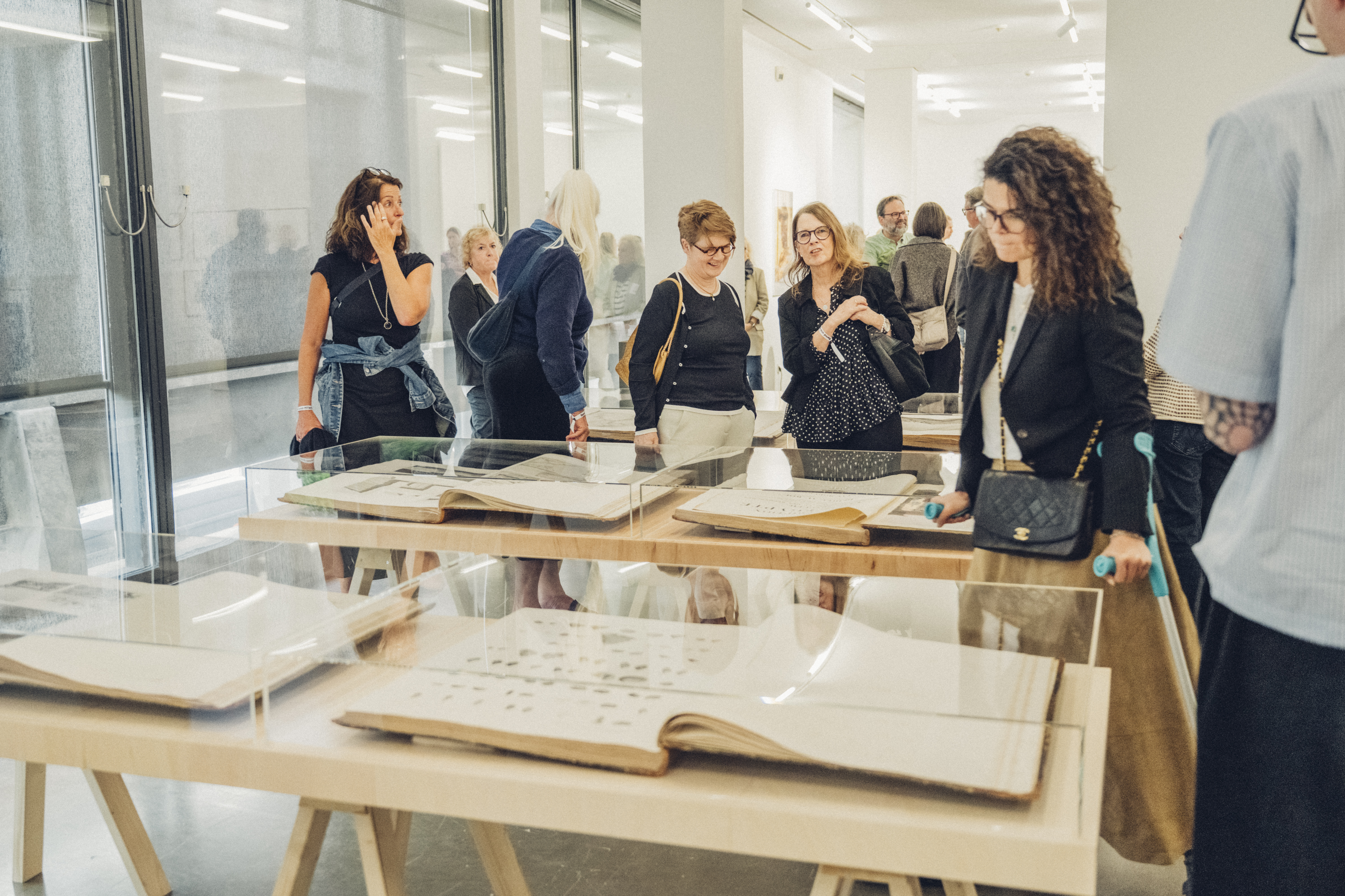 BesucherInnen während der Preview der Ausstellung von Ursula Schulz-Dornburg und Farah Al Qasimi zum Bernd-und-Hilla-Becher-Preis 2025 in der Kunsthalle Düsseldorf