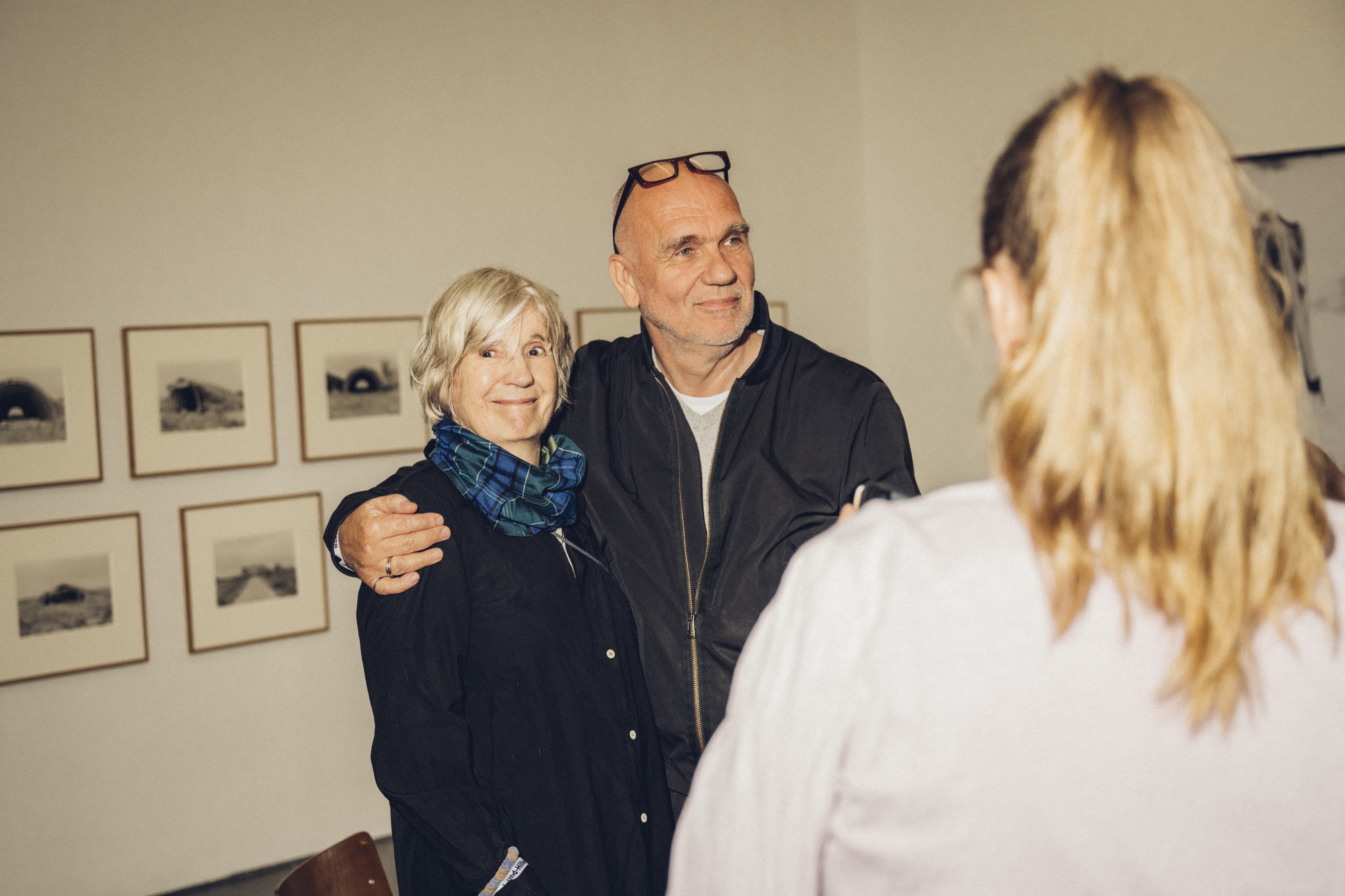 Ursula Schulz-Dornburg mit Stephan Erfurt (c/o Berlin) bei der Preview der Ausstellung zum Bernd-und-Hilla-Becher-Preis 2025 von Ursula Schulz-Dornburg und Farah Al Qasimi in der Kunsthalle Düsseldorf