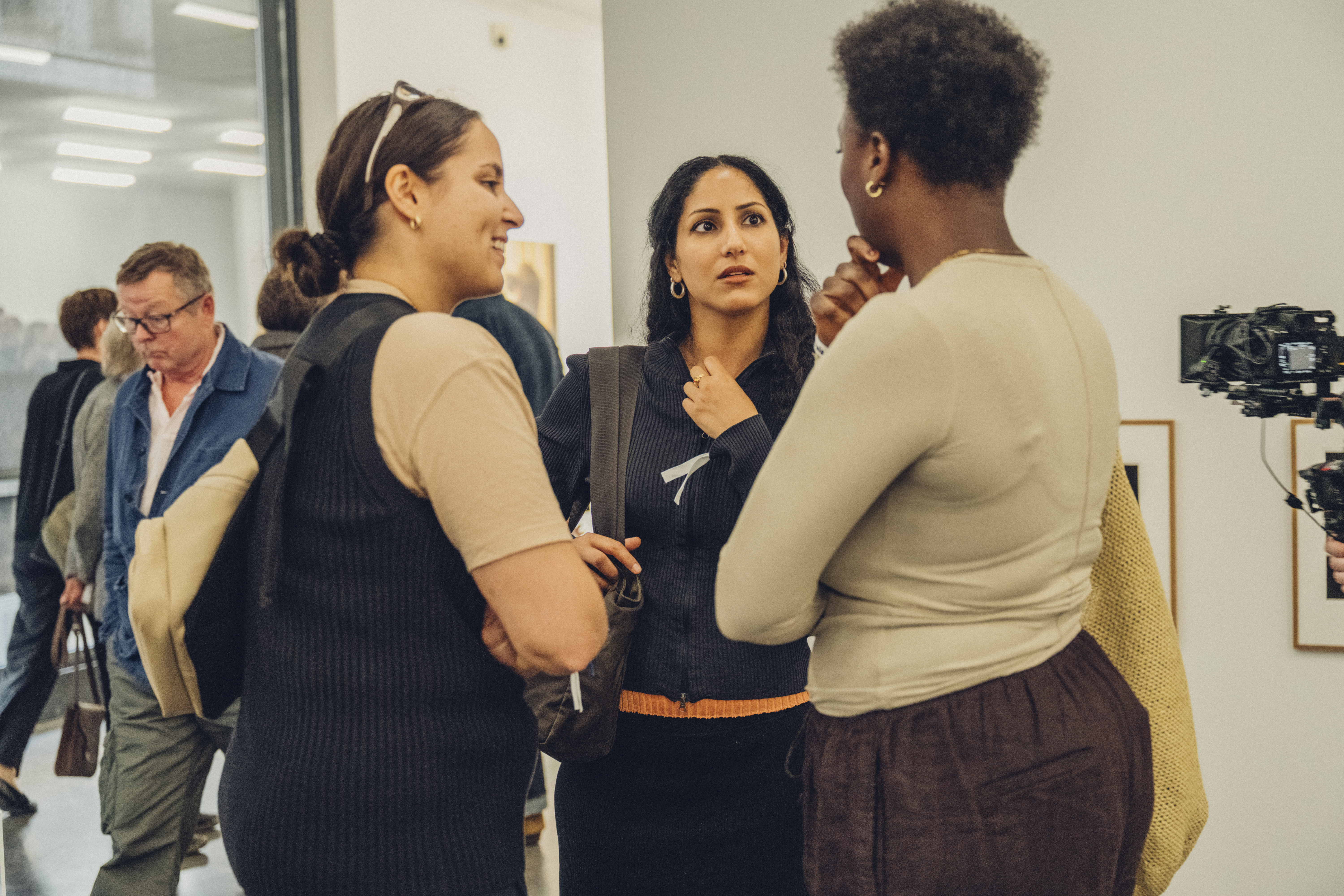 Preview der Ausstellung Preview der Ausstellung zum Bernd-und-Hilla-Becher-Preis 2025 von Ursula Schulz-Dornburg und Farah Al Qasimi in der Kunsthalle Düsseldorf, Farah Al Qasimi mit Besucherinnen