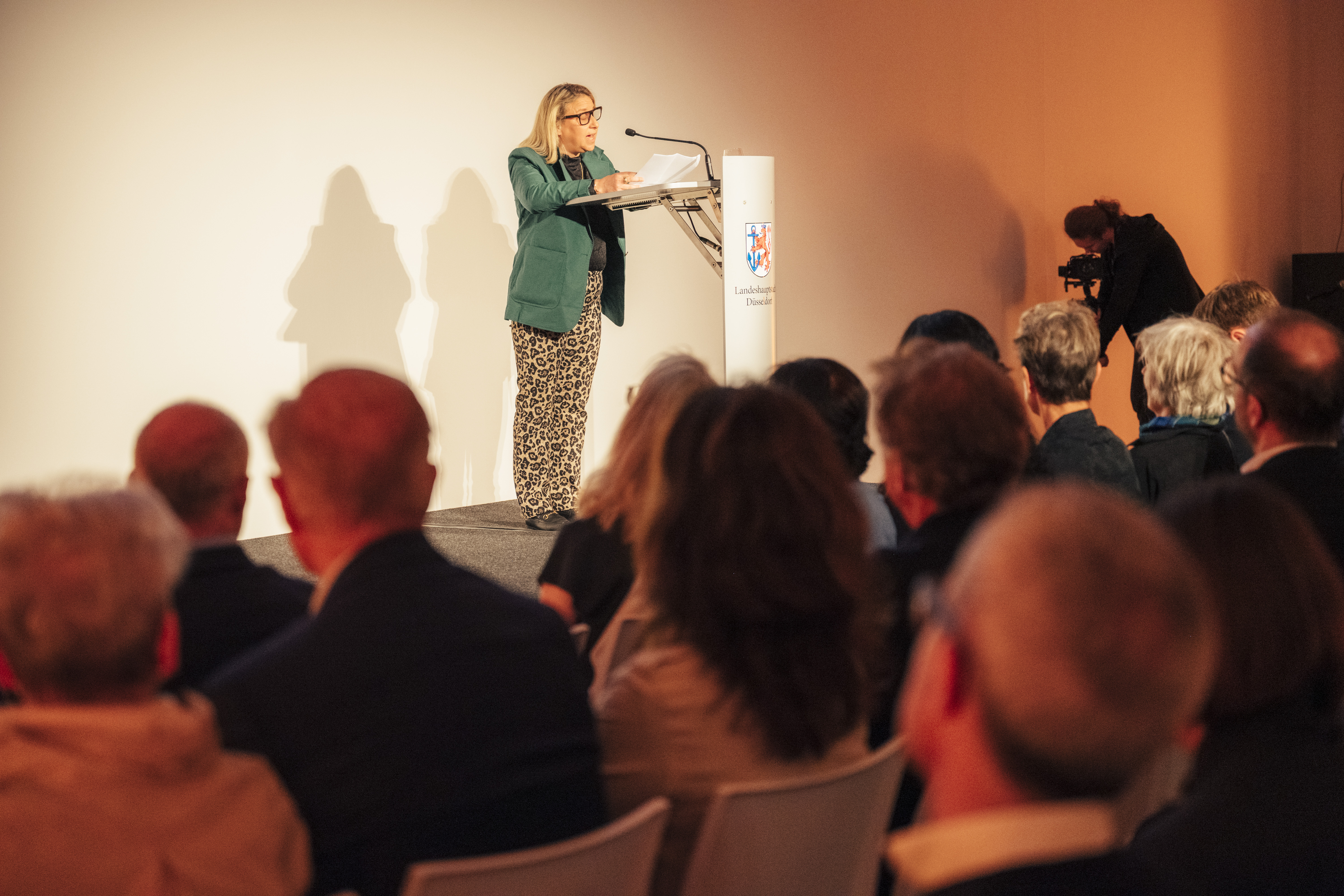 Alona Pardo hält die Laudatio für Farah Al Qasimi bei der Preisverleihung des Bernd-und-Hilla-Becher-Preises in der Kunsthalle Düsseldorf