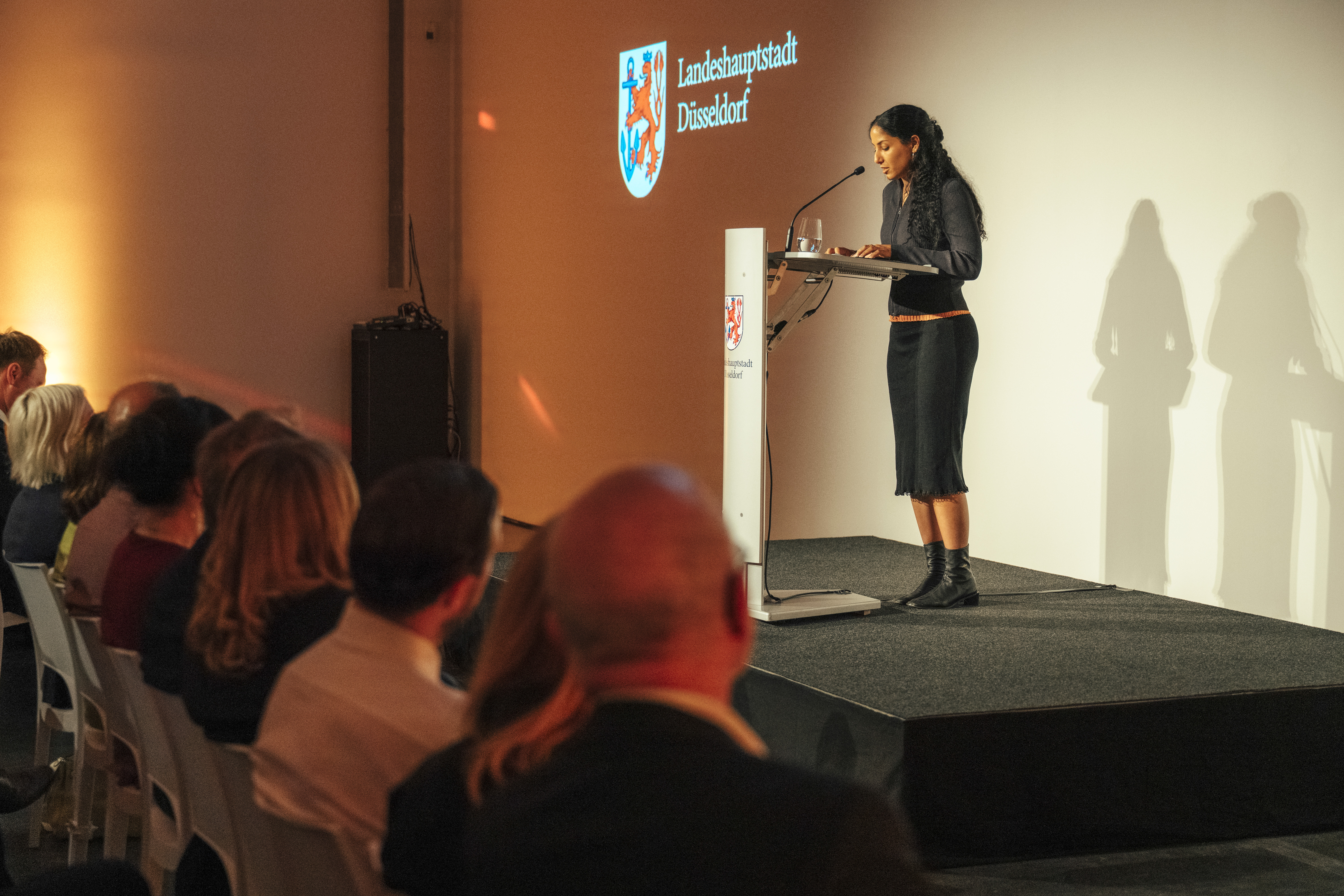 Farah Al Qasimi während der Dankesrede bei der Preisverleihung des Bernd-und-Hilla-Becher-Preises 2025 in der Kunsthalle Düsseldorf