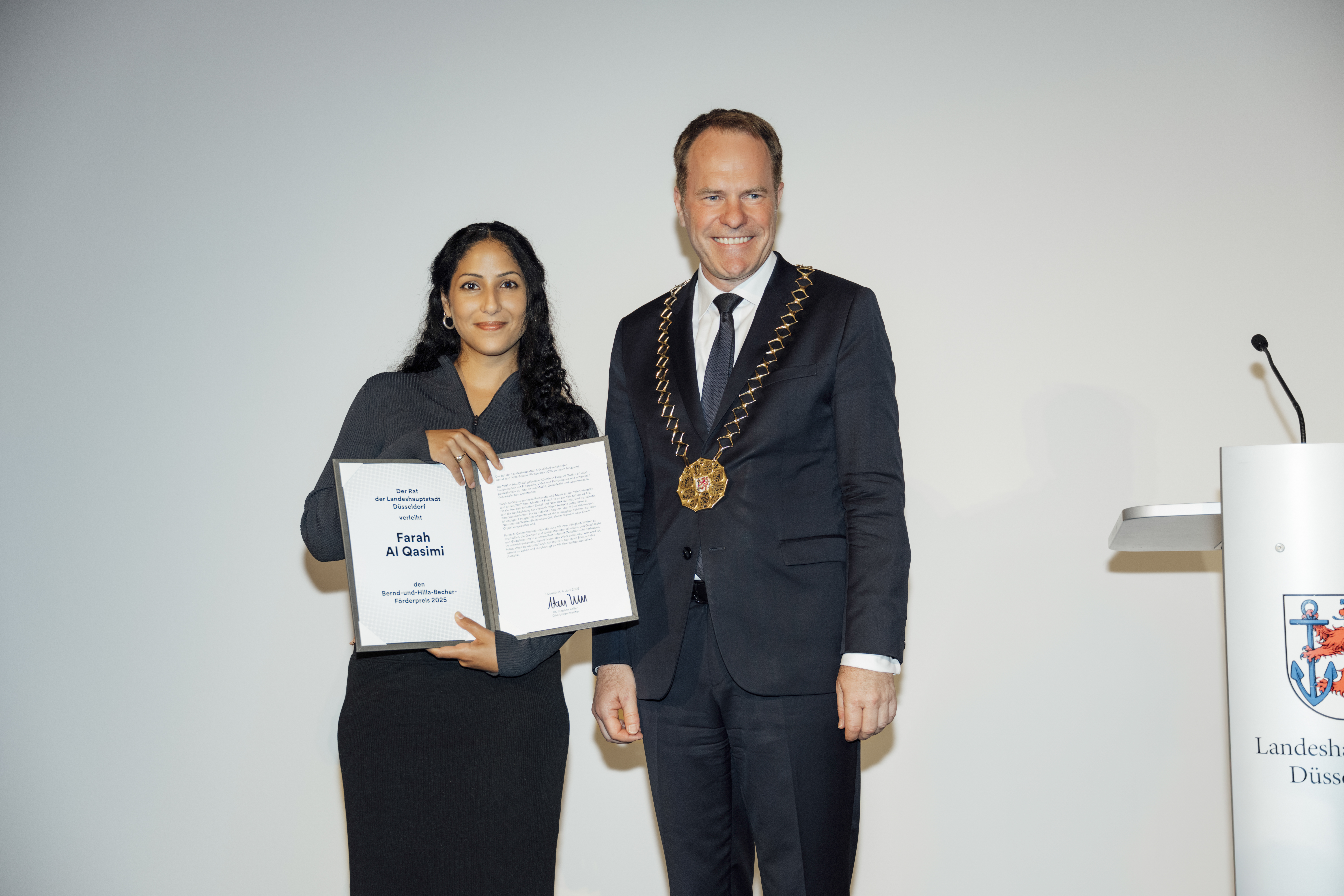 Farah Al Qasimi mit dem Oberbürgermeister Dr. Stephan Keller bei der Preisverleihung des Bernd-und-Hilla-Becher-Preises 2025 in der Kunsthalle Düsseldorf