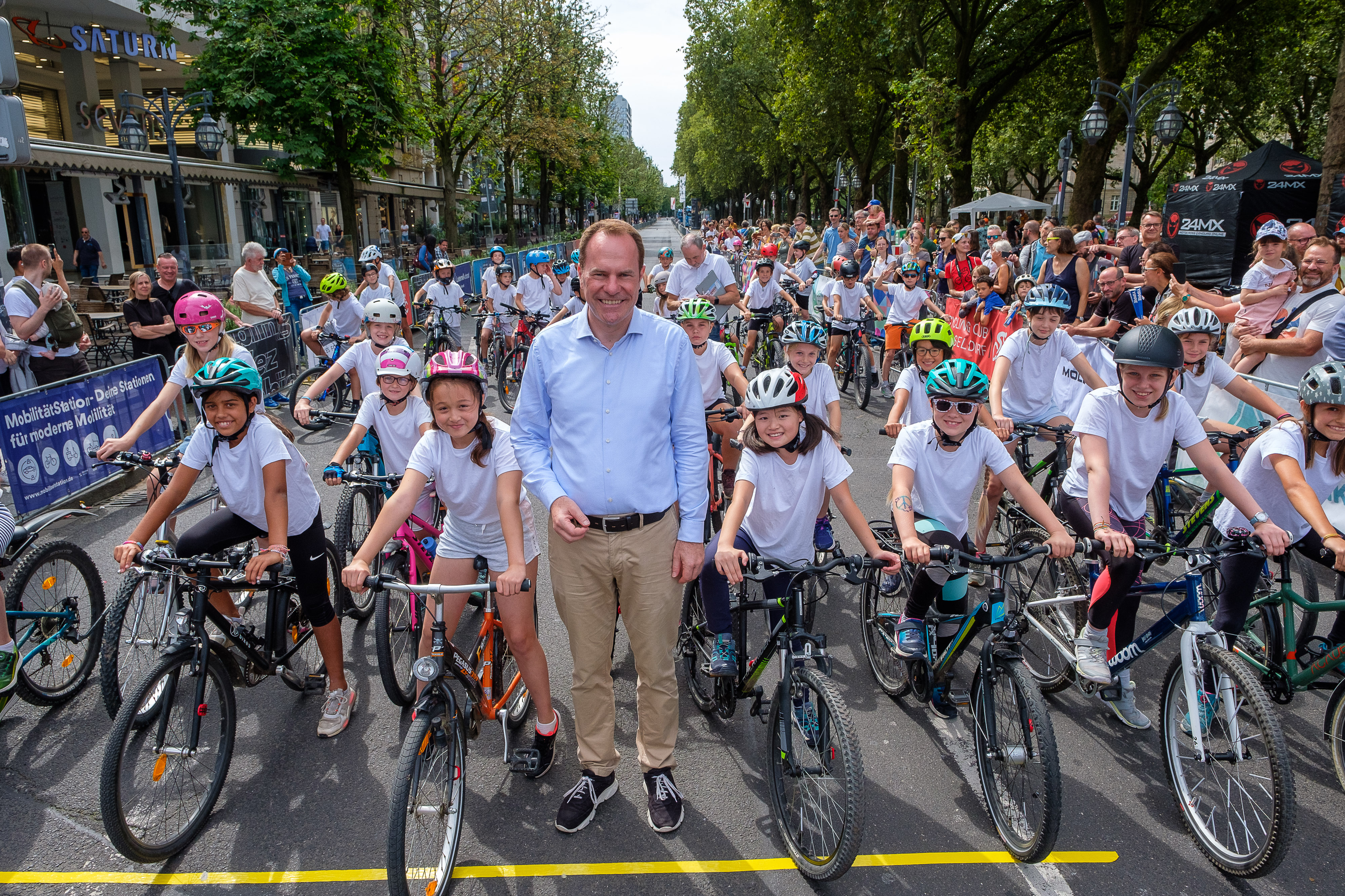 Petit Départ 2023, Oberbürgermeister Dr. Stephan Keller und teilnehmende Kinder © Uwe Schaffmeister