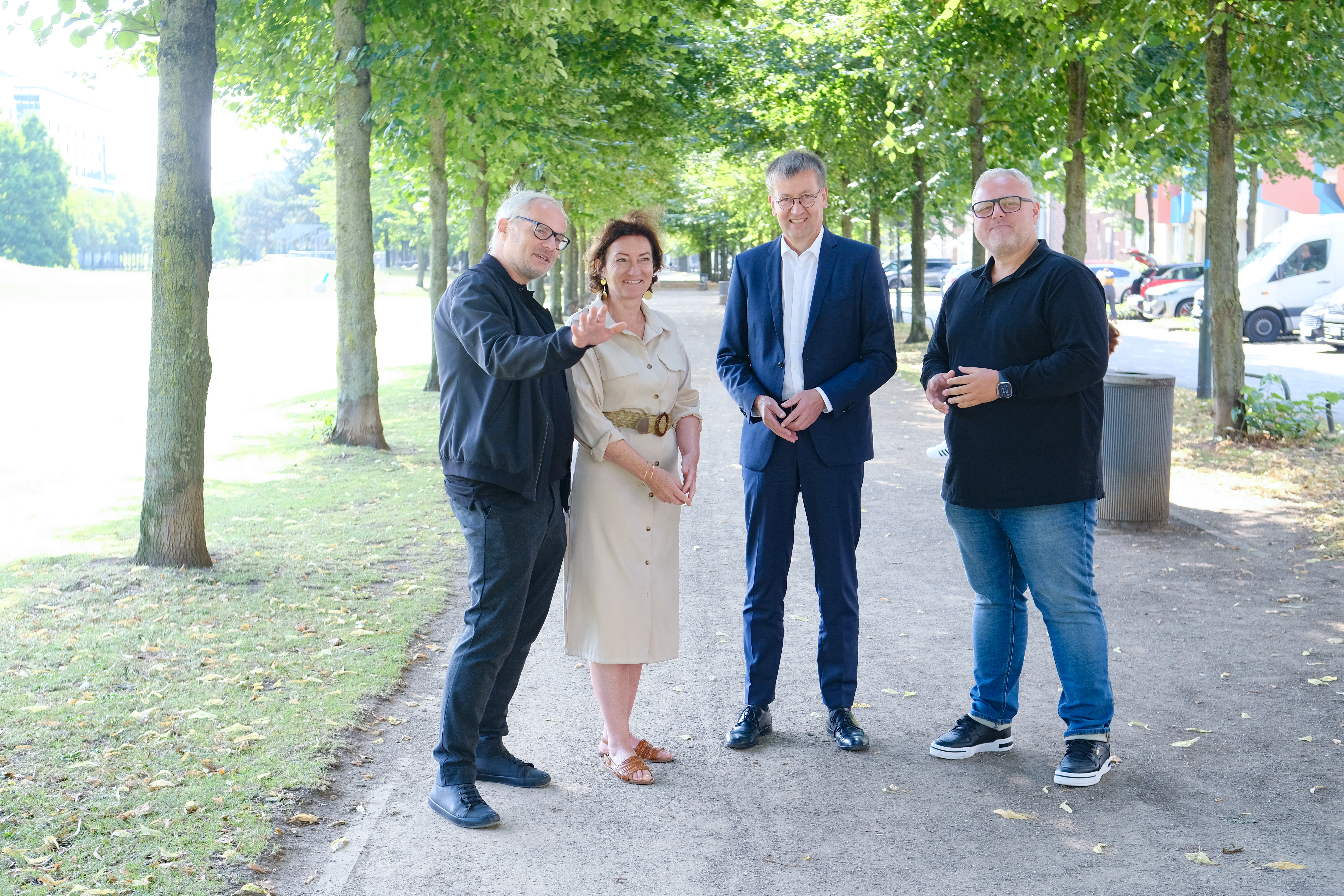 Oliver Targas, Projektverantwortlicher für die Niedrigschwellige Unterbringungs- und Beratungsstelle (NUB), Miriam Koch, Burkhard Blienert und Patrick Pincus von der Drogenhilfe Düsseldorf nach dem Rundgang © Landeshauptstadt Düsseldorf/Michael Gstettenbauer