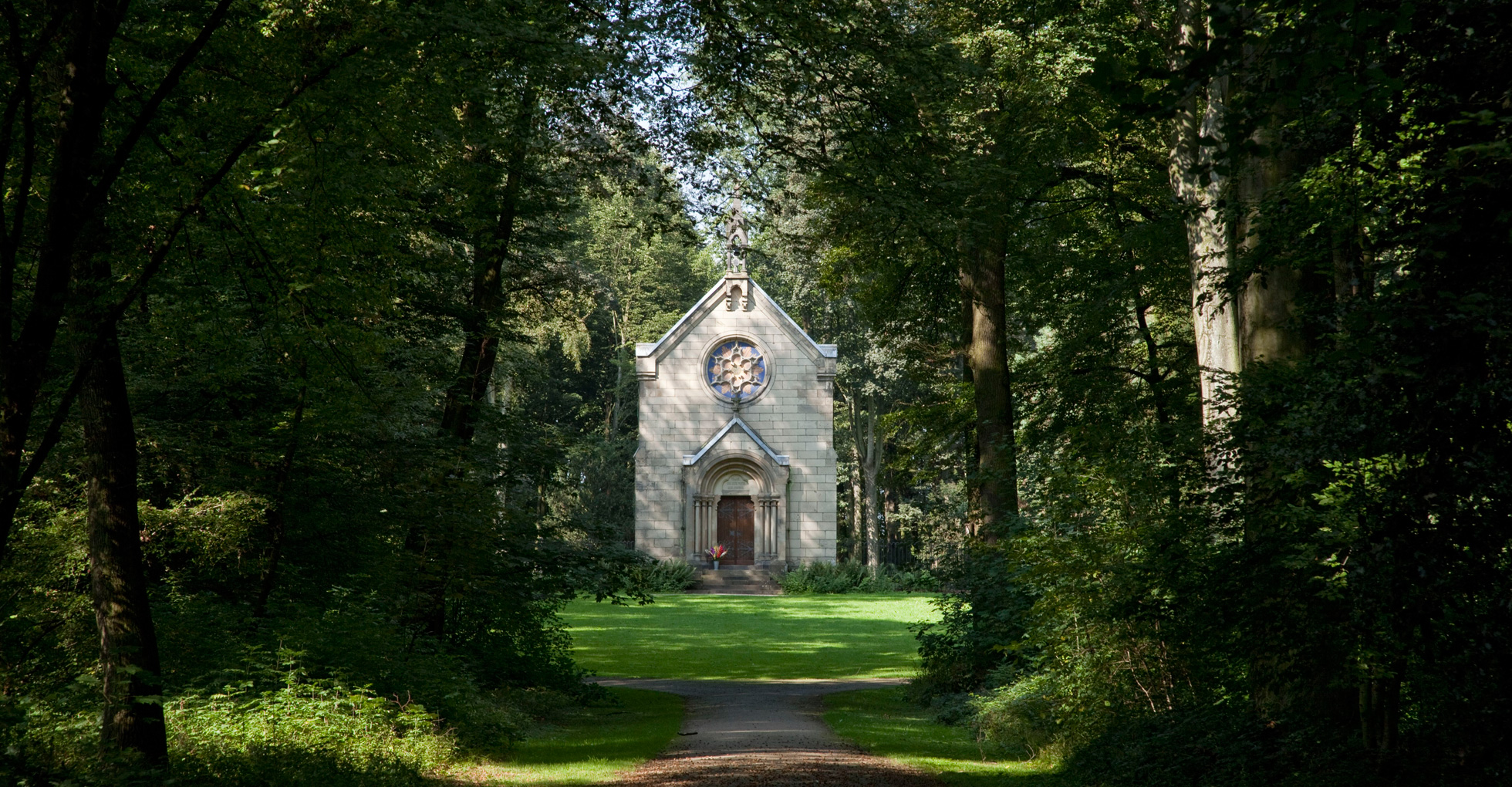 Blick auf die Begräbniskapelle