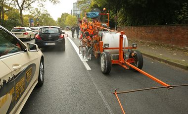 Die Markierungen für die neue Fahrradspur auf der Fischerstraße wurden am Montag, 14. Oktober, angebracht © Landeshauptstadt Düsseldorf/David Young