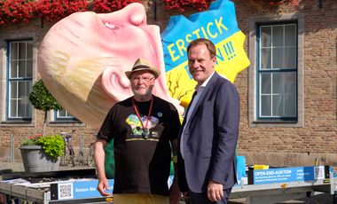 Oberbürgermeister Dr. Stephan Keller (r.) mit dem Initiator der symbolischen Versteigerungsaktion Johannes Joachim Hohänning vor dem "Putin-Wagen" von Jacques Tilly, Foto: Uwe Schaffmeister.