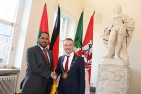 Oberbürgermeister Thomas Geisel empfing Generalkonsul Dr. Salem Al Kaabi im Jan-Wellem-Saal. Foto: Lammert