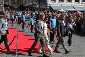 Nach dem Empfang im Jan-Wellem-Saal begrüßten Duke Harry und Duchess Meghan die Besucherinnen und Besucher vor dem Düsseldorfer Rathaus.