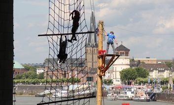 Kinder Klettern im Piratennetz