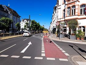 Foto das die Verkehrsbarken zeigt, die den alten Radweg im Seitenraum der Luegallee absperren.