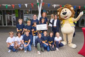 Foto von Schülerinnen und Schüler sowie Lehrer der Carl-Sonnenschein-Schule.
