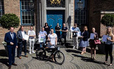 Die Ökoprofit-Auszeichnungsveranstaltung fand in diesem Jahr teil-digital im Plenarsaal des Rathauses statt. Landesumweltministerin Ursula Heinen-Esser wurde zugeschaltet © Landeshauptstadt Düsseldorf, Lars Heidrich