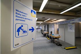 Wegweiser im neuen "Info-Point Ukraine" im ersten Obergeschoss des Gebäudes Bertha-von-Suttner-Platz 1 oberhalb des Impfzentrums © Landeshauptstadt Düsseldorf/Michael Gstettenbauer