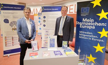 Oberbürgermeister Dr. Stephan Keller (r.) und Dr. Norbert Kamp, Direktor der Stadtbüchereien, in der Ausstellung "EU im KAP1" © Landeshauptstadt Düsseldorf/David Young 