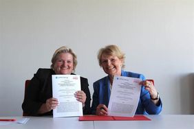 Die Vertragsunterzeichnerinnen: Prof. Dr. Brigitte Grass (l.), Präsidentin der HSD, und die Vorstandsvorsitzende der LEPPER Stiftung, Doris G. Lepper. Foto: Otto Schumacher