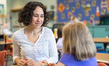 Junge Frau mit Kindern in einer Einrichtung © iStock Fatcamera