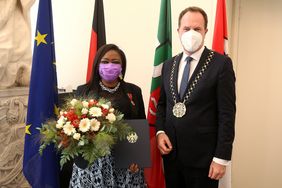 Elizabeth Drews ist am Mittwoch, 29. September, das Verdienstkreuz am Bande des Bundesverdienstordens der Bundesrepublik Deutschland verliehen worden; Foto: Landeshauptstadt Düsseldorf/David Young 