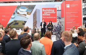 OB Dr. Stephan Keller eröffnete den Stand der Landeshauptstadt, Bau-und Planungsdezernetin Cornelia Zuschke stellte aktuelle Entwicklungen im Wohnbau vor © Landeshauptstadt Düsseldorf, Melanie Zanin