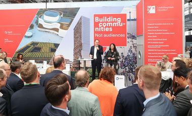 OB Dr. Stephan Keller eröffnete den Stand der Landeshauptstadt, Bau-und Planungsdezernetin Cornelia Zuschke stellte aktuelle Entwicklungen im Wohnbau vor © Landeshauptstadt Düsseldorf, Melanie Zanin