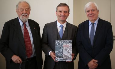 Von rechts: Buchautor Hagen Fischen, Oberbürgermeister Thomas Geisel, Verleger Dr. Manfred Droste. Foto: David Young