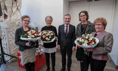 OB Geisel würdigte Einrichtungen zur Frauenunterstützung bei Gewalt: Blumen gab es für Sibylle Schörry (frauenberatungsstelle), Silvia Röck (AWO), Lucia Kleene (frauenberatungsstelle) und Gisela Timpe-Rottwilm (Frauen helfen Frauen), Foto: Gstettenba