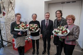 OB Geisel würdigte Einrichtungen zur Frauenunterstützung bei Gewalt: Blumen gab es für Sibylle Schörry (frauenberatungsstelle), Silvia Röck (AWO), Lucia Kleene (frauenberatungsstelle) und Gisela Timpe-Rottwilm (Frauen helfen Frauen), Foto: Gstettenba