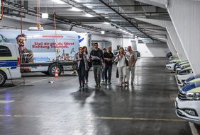 Eine Delegation der Stadt Czernowitz besichtigt Fahrzeuge der Landeshauptstadt Düsseldorf ©Melanie Zanin/Landeshauptstadt Düsseldorf