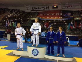 Ein Siegertreppchen, der 3. Platz mit zwei Judoka besetzt