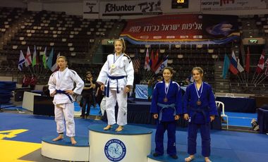 Ein Siegertreppchen, der 3. Platz mit zwei Judoka besetzt