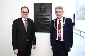 Oberbürgermeister Dr. Stephan Keller (l.) hat seinen britischen Amtskollegen Tony Page aus Reading am Donnerstag, 1. Februar, im Rathaus empfangen. Foto: David Young