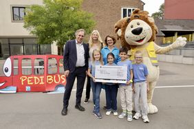 Schüler der KGS Fleher Straße nehmen mit Schulleiterin Astrid Zörner (obere Reihe, 3.v.l.) den Preis für den zweiten Platz entgegen. 