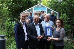 Die Mitglieder des NRW-Nachhaltigkeitsbeirats stehen vor der Amphibienzuchtstation im Aquazoo