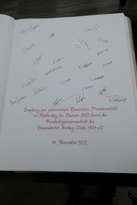 Der Eintrag in das Goldene Buch der Landeshauptstadt Düsseldorf der Spielerinnen  1. Damen-Mannschaft des Düsseldorfer Hockey Clubs 1905 e.V. (DHC) anlässlich ihres Titelgewinns der Deutschen Meisterschaft 2022.