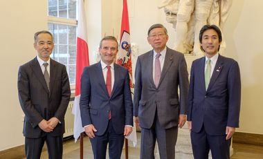 V.l.: Generalkonsul Masato Iso, Oberbürgermeister Thomas Geisel, Jiro Kawasaki, Vorsitzender, und Minoru Kiuchi, Geschäftsführer der Japanisch-Deutschen Parlamentariergruppe. Foto: Uwe Schaffmeister