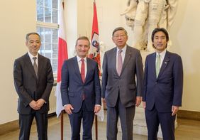 V.l.: Generalkonsul Masato Iso, Oberbürgermeister Thomas Geisel, Jiro Kawasaki, Vorsitzender, und Minoru Kiuchi, Geschäftsführer der Japanisch-Deutschen Parlamentariergruppe. Foto: Uwe Schaffmeister