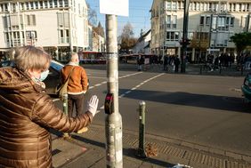 Tritt, wie im Bild, ein Fußgänger näher an den Taster heran, löst er die Anforderung, dass es "grün" wird, aus, ohne den Taster zu berühren © Landeshauptstadt Düsseldorf, Uwe Schaffmeister 