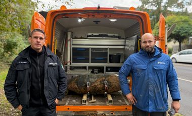 Die in Mörsenbroich entdeckte Fliegerbombe konnte am Donnerstag, 22. Oktober 2026, 16.22 Uhr, durch Sprengmeister Julian Granzow (l.) und Alexander Püttmann vom Kampfmittelbeseitigungsdienst der Bezirksregierung erfolgreich entschärft werden. Foto: LHD