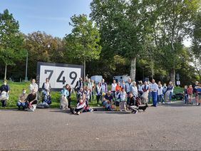 Das Team des Rhine Clean Up 2020 vor einem Rheinkilometerschild (749) auf Höhe des Messegeländes in Düsseldorf