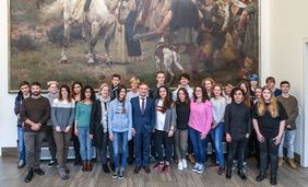 Oberbürgermeister Thomas Geisel mit der Schülerdelegation im Jan-Wellem-Saal